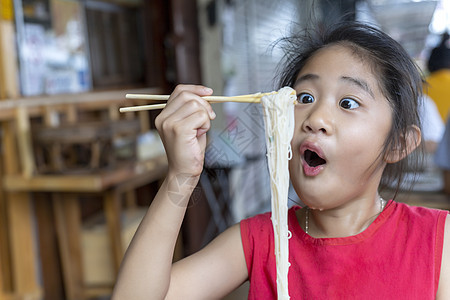 穿红裙子的亚洲女孩吃小面条汤C美食食物午餐餐厅男人幸福面条乐趣孩子筷子图片