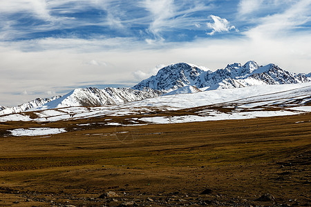 深圳风景比什凯克奥什公路Ala Bel路口雪山峰背景