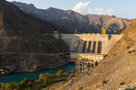 吉尔吉斯斯坦纳伦河水力发电站Naryn车站技术旅行山脉工程地标水库活力建造瀑布图片