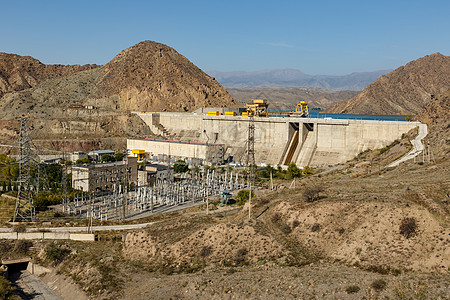 吉尔吉斯斯坦纳伦河水力发电站Naryn涡轮瀑布车站山脉控制活力电源线建筑学力量水库图片