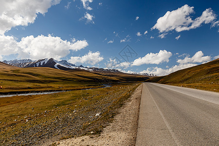 BishkekOsh公路 素萨米尔河谷山脉顶峰国家岩石旅行交通路线牧场风景爬坡图片