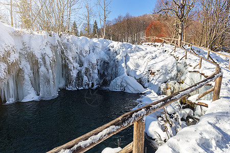 冬季积雪高的裂缝湖 在冬季下大雪湖泊季节风景假期森林旅行风暴天气瀑布童话图片