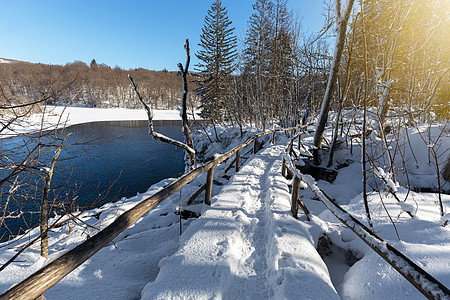 冬季克罗地亚 欧洲的普利维茨湖雪道暴风雪农村假期旅行公园水晶小路季节湖泊瀑布图片