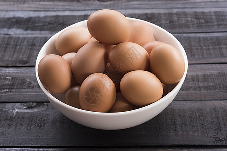 黑色木板上白碗鸡蛋动物宏观早餐团体烹饪椭圆形产品脆弱性奶制品食物图片