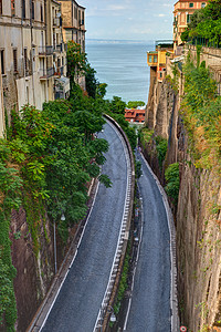 带路的深峡谷图片