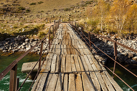 山河上的木桥图片