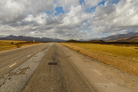 BishkekOsh公路 素萨米尔河谷爬坡峡谷牧场环境运输草原山脉国家旅行顶峰图片