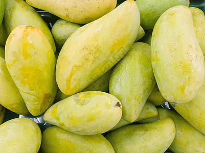 泰国市场的芒果食物黄色团体饮食小吃热带水果绿色红色甜点图片