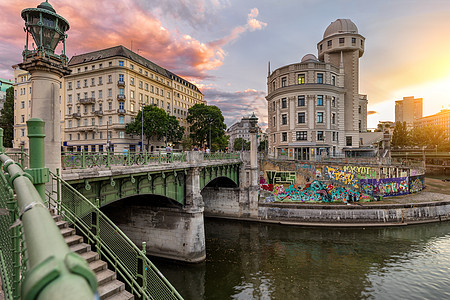 与乌拉尼亚和Uniqa塔夜间在维也纳的多瑙河运河天空建筑学旅行街道交通戏剧性首都旅游城市摩天大楼图片