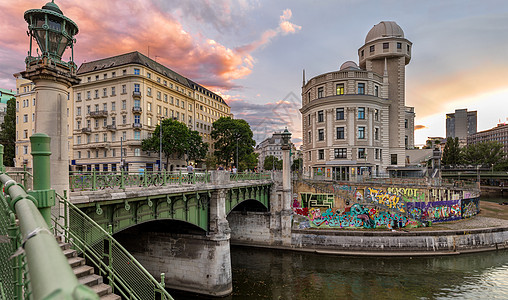 与乌拉尼亚和Uniqa塔夜间在维也纳的多瑙河运河天文景观建筑摩天大楼涂鸦地标旅游中心戏剧性遗产图片