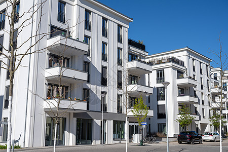 白色排插新的白色公寓单元单位晴天建筑学建筑房子住宅地面投资树木土地背景