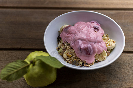 凤梨酸奶健康食物酸奶草莓 香蕉 瓜瓦和白燕麦背景