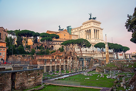 罗马论坛和维克托·埃马纽埃尔二世国家纪念碑的著名废墟图片