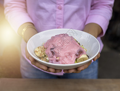 妇女手握碗碗 禁吃酸奶草莓燕麦图片