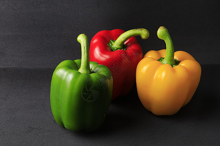 新鲜的绿色 黄色 红色甜椒 甜椒 巨型辣椒蔬菜团体橙子烹饪饮食胡椒沙拉营养香料市场图片