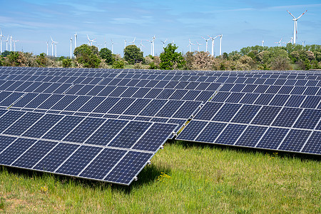 太阳能电池片带风轮的太阳能电池板发动机力量电气基础设施光伏活力面板环境资源电缆背景
