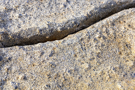 在海滩的大岩石有裂缝背景 对于文本或设计图片