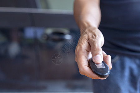手人把汽车遥控器拖开 打开汽车手指保险运输车辆警告交通安全技术按钮钥匙图片