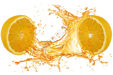橙汁喷洒 两个半橙子 在白色背面的圆角上隔离图片