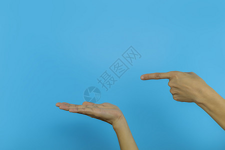 女人的手两只手一只手指向另一只手打开汉图片