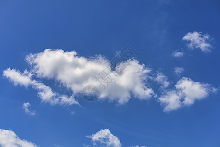 蓝天与云彩背景 带有文本或 des 的复制空间季节环境晴天天堂气候蓝色气象自由气氛天气图片