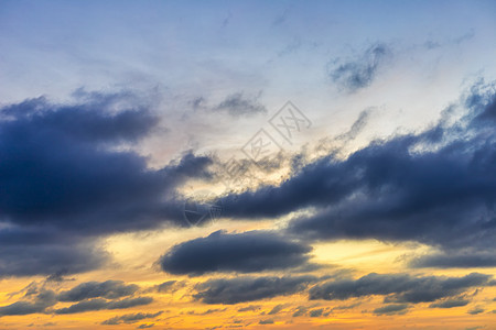 有云和太阳光的天空 黄色和蓝色背景旅行日落天气射线天堂季节辉光太阳晴天地平线图片