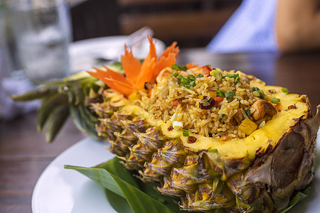 泰国皇家菠萝油炸米饭 有虾的炒饭传统坚果洋葱对虾烹饪热带水果餐厅午餐食物图片