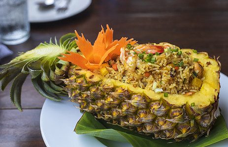 鲜活对虾泰国皇家菠萝油炸米饭 有虾的炒饭海鲜餐厅蔬菜食物午餐对虾饮食热带美食烹饪背景