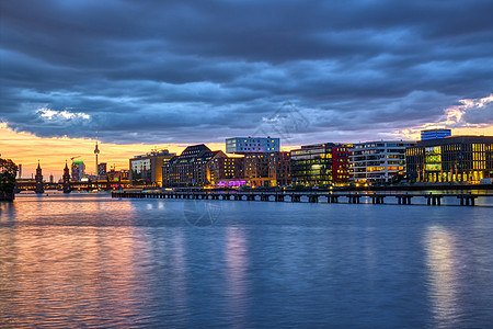 柏林斯普里河美丽的日落天空景观旅游起重机电视蓝色城市反射建筑学首都图片