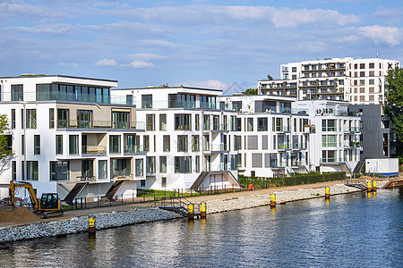 在斯布里河上建造的现代住房图片