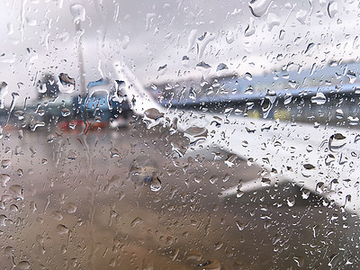 机场有水滴的飞机窗图片