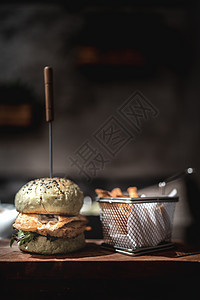 汉堡和木板上的薯条油炸食物盘子黑色背景图片