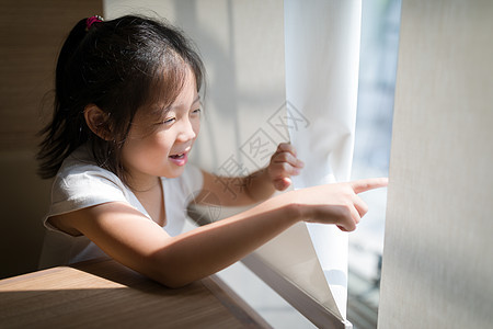 探讨亚洲儿童观看和点点所推理的概念孩子女孩窗户童年背景图片