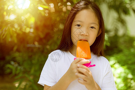 亚洲儿童在热夏日吃冰冰淇淋图片