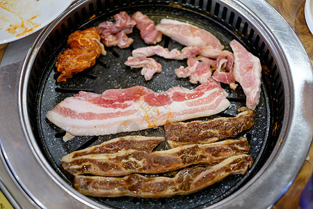 韩国大灰猪和牛肉BBQ猪肉美食烹饪餐厅食物烧烤图片