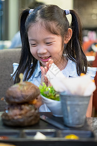 快乐的亚洲儿童 女孩 兴奋的汉堡汉堡图片