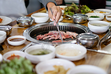 韩国大灰猪和牛肉BBQ烹饪猪肉烧烤餐厅美食食物背景图片