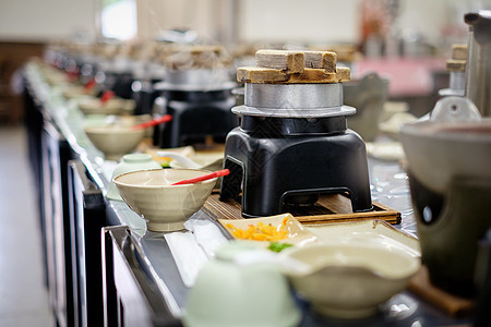 餐厅桌边的日本食品热水壶背景图片