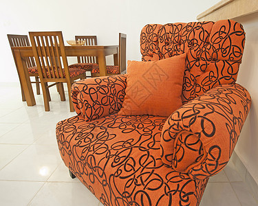 豪华公寓室内客厅软垫玻璃扶手椅茶几镜子设计餐桌橙子桌子展示图片