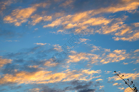 蓝色天空 白云和日落的光芒爬坡空气草地耀斑自由土地太阳阳光地平线场地图片