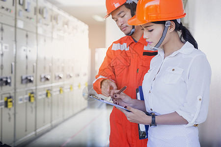 电子电气工程师正在检查电机和电动设备保险丝力量工程电工工人服务电脑职业工程师男人图片