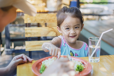 与母亲一起在餐馆吃晚饭的泰国近身儿童桌子饮食厨房女性幸福午餐沙拉食物蔬菜早餐图片