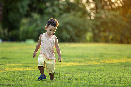 春天在乡下玩花朵快乐的小孩 可口可乐孩子们儿子男性男生幸福男人朋友们童年父母女士图片