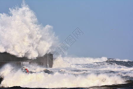 灯塔上空的暴风波飓风海景海浪天气支撑波浪风暴海啸码头巨浪图片