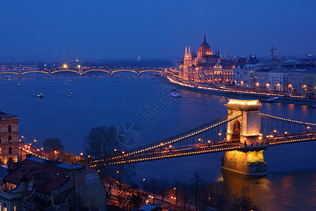 匈牙利布达佩斯的全景 连环桥和议会都如此历史性历史场景蓝色建筑天空建筑学地标城市旅行图片