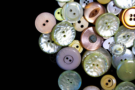 多色不同尺寸按钮的集合工艺缝纫维修绿色红色黄色纺织品裁缝纽扣塑料图片