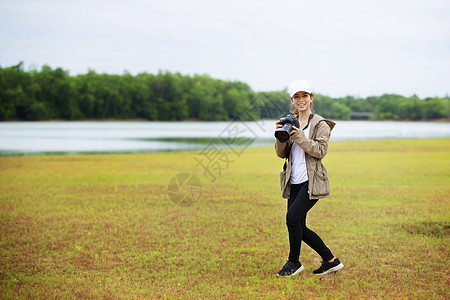 观光客站在美丽大自然的旁观者面前地标摄影师宇宙旅游镜片冒险娱乐海滩星座假期图片