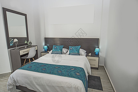 室内卧室房的内部设计设计桌子枕头床垫抽屉地面床架床头柜展示双人床房子图片