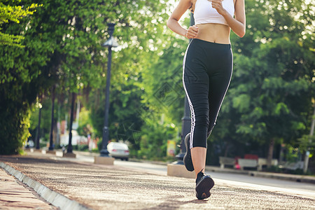 城市中在户外享受健康生活方式的美丽女运动员跑步阳光运动赛跑者公园成人女孩踪迹女性身体图片