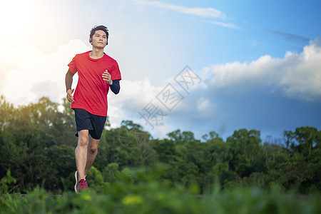 英俊的年轻男子在一条农村公路上跑来跑去追求良好的健康行动公园踪迹日落男性运动国家训练树木男人图片